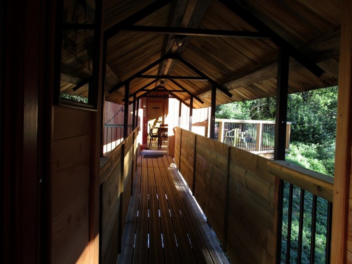 dans la passerelle
