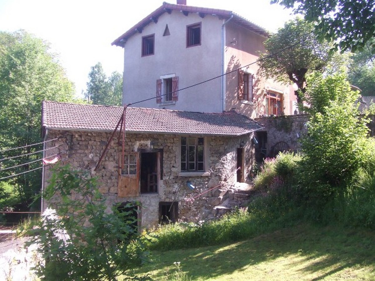 le moulin à meule au pied des chambres