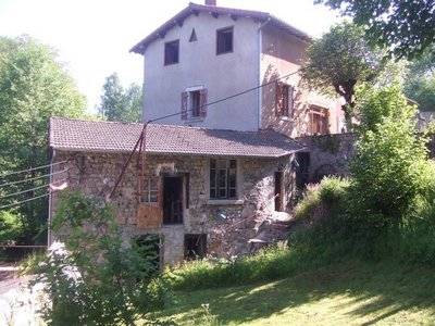 le moulin à meule au pied des chambres