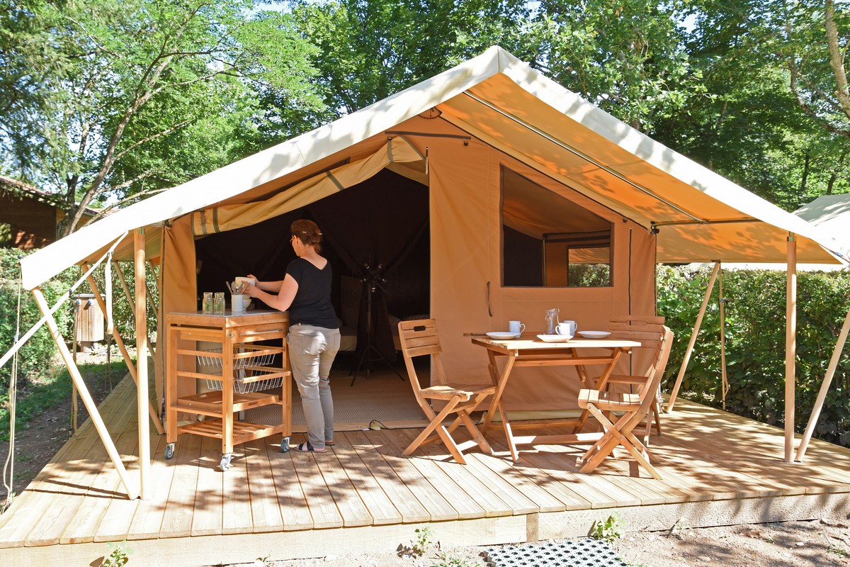 Les 3 Chênes : 1 Tente Cabanon 4 personnes