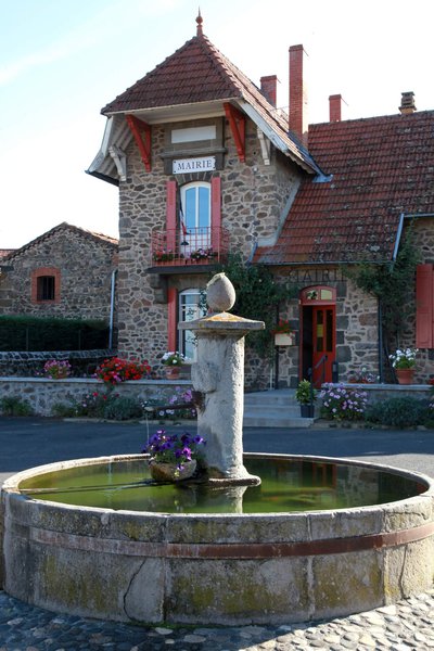 Fontaine et maison Javaugues