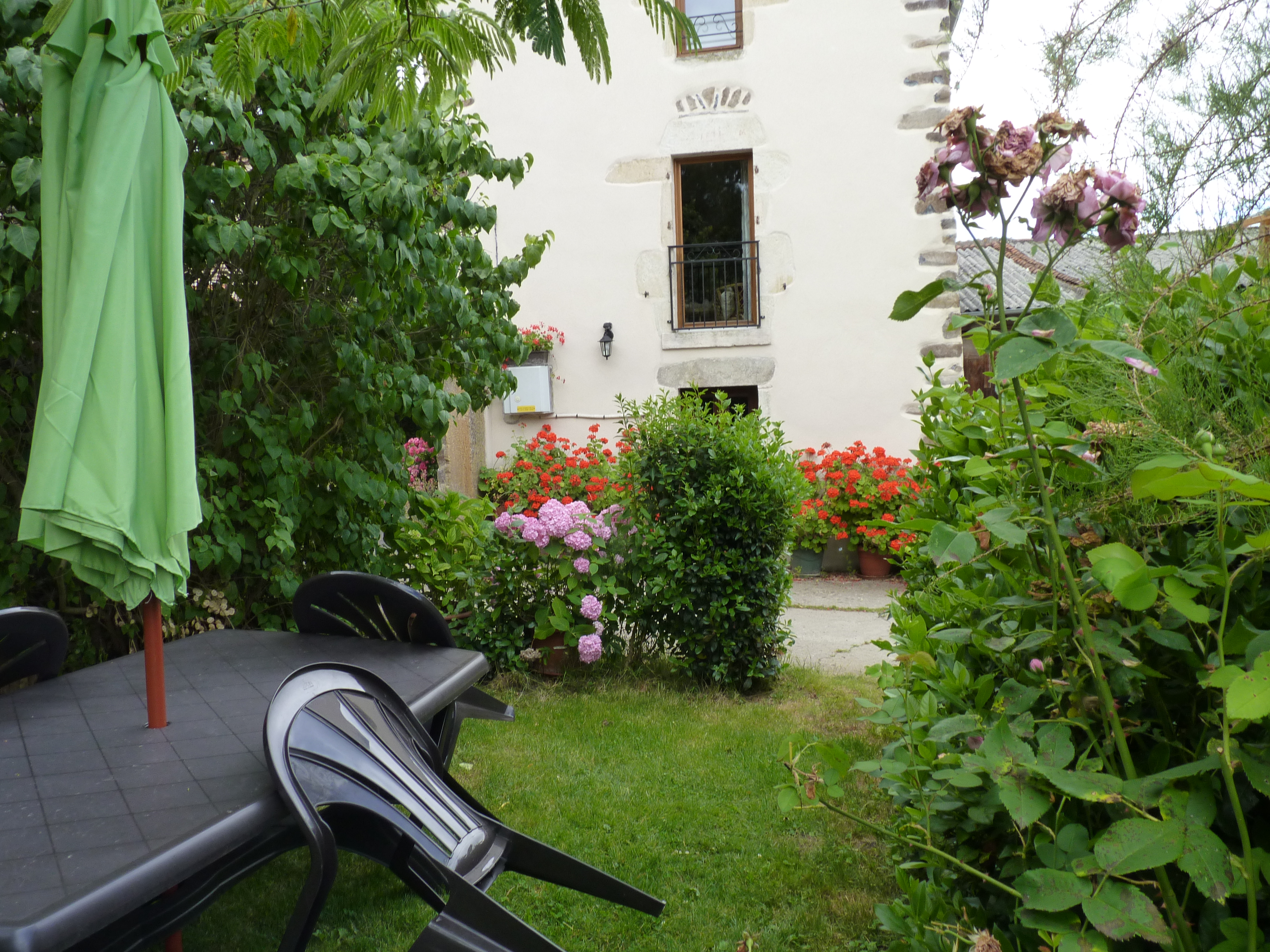 Espace jardin devant le gîte