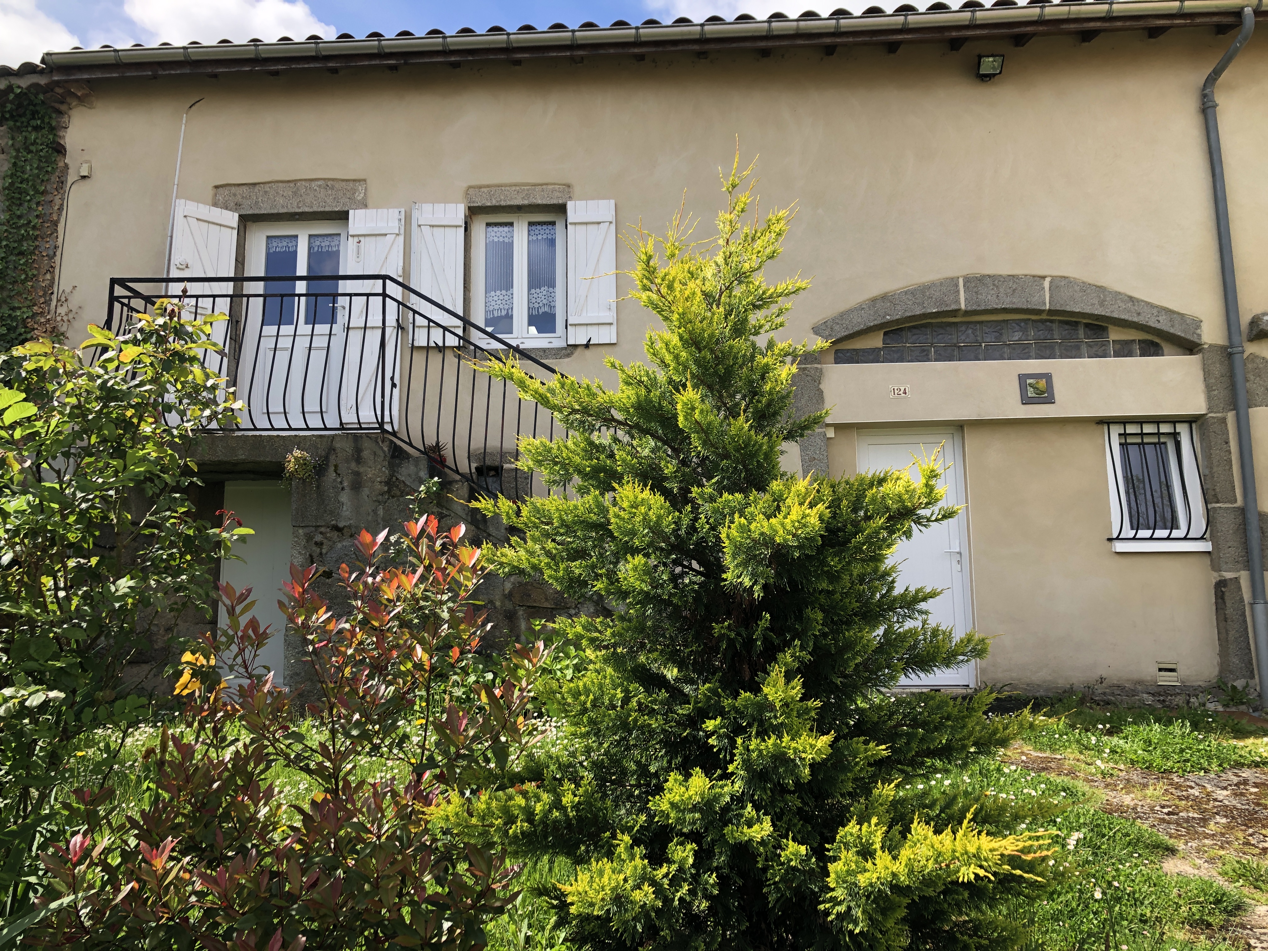 Entrée de la maison sur cour privée