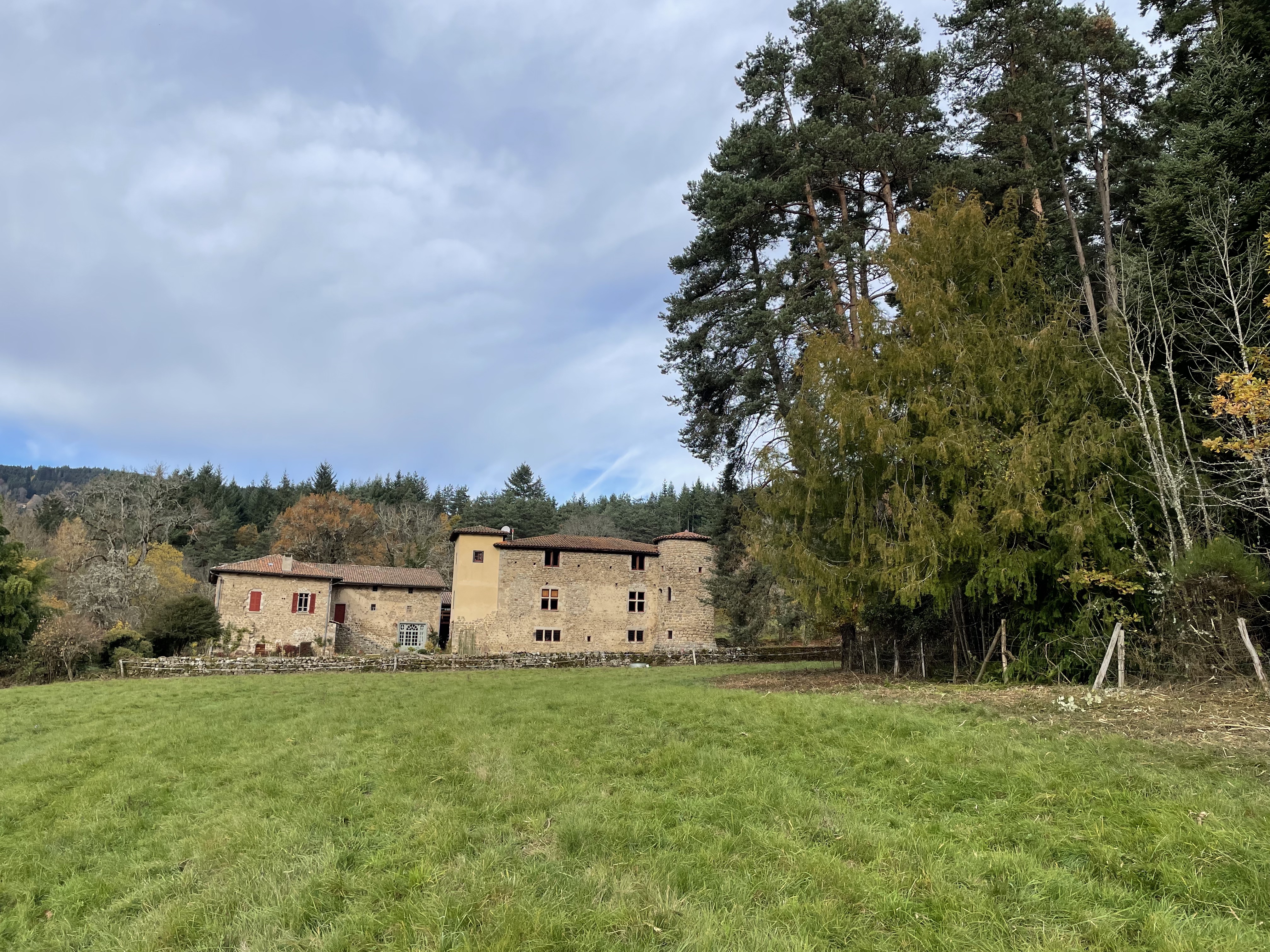 Le château dans son écrin de forêts et de prés