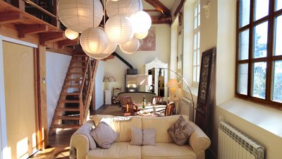 Une belle pièce de vie très lumineuse avec ses trois grandes fenêtres. Elle est toute en longueur avec plusieurs postes [...]