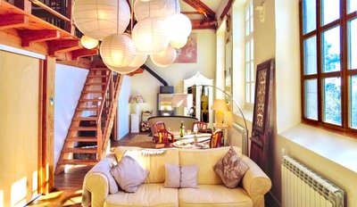 Une belle pièce de vie très lumineuse avec ses trois grandes fenêtres. Elle est toute en longueur avec plusieurs postes [...]