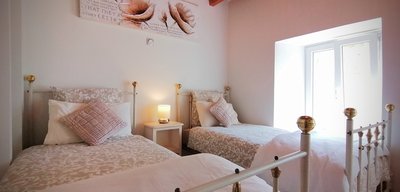Même atmosphère que la chambre avec le lit pour 2 personnes. La chambre comporte deux lits en métal blanc et doré à une [...]
