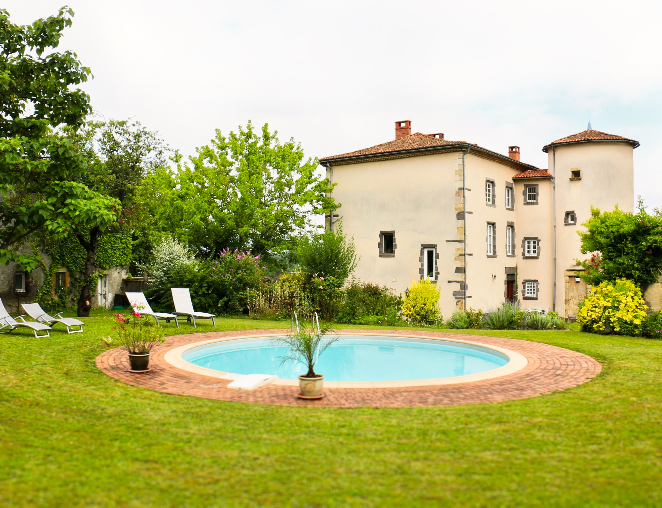 Vue extérieure sur le Clos et la piscine
