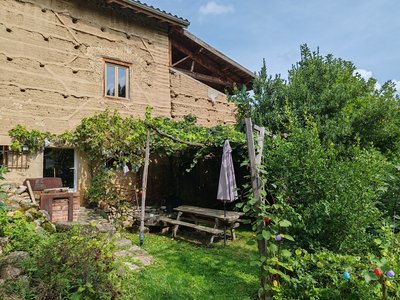 Nous sommes accueillis au Gîte Chez Tival par une ancienne façade en pisé, entouré d'une végétation savamment entretenu [...]