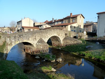 La rivière La Durolle passe sous le pont