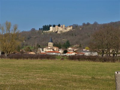 Vue sur le bourg de Ravel et le chateau