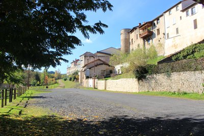 Vue sur les ramparts de Courpière depuis le parc Lasdonnas