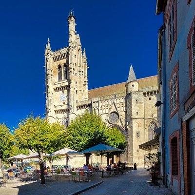 Place de l'église Saint-Jean à Ambert