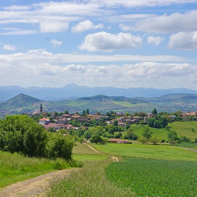 Vue sur Égliseneuve-près-Billom et la chaîne des Puy