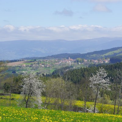Vue sur le Monestier et les monts du Forez
